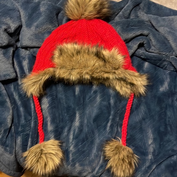 Hollister red hat with Pom Pom - Picture 3 of 3